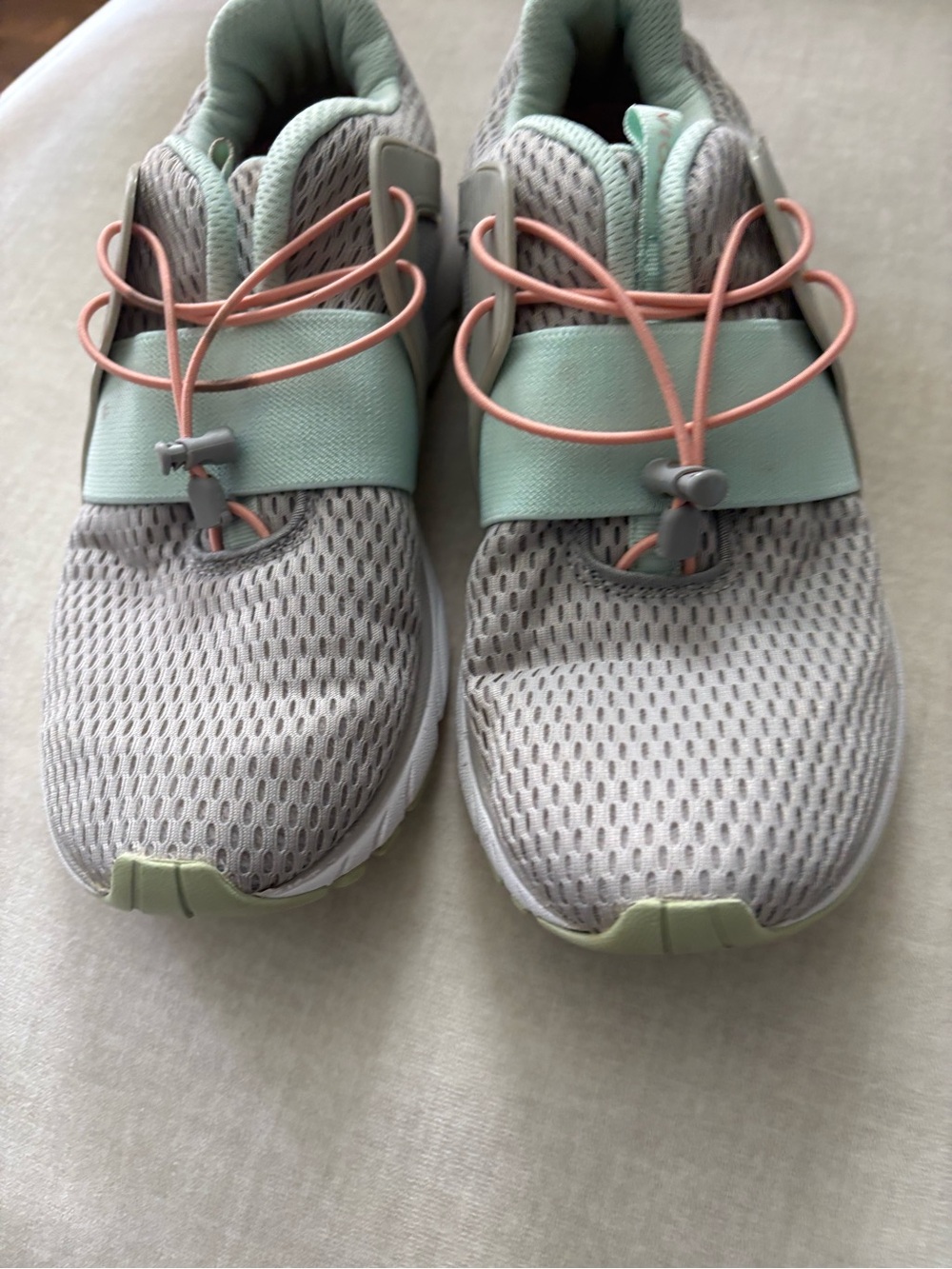 Vionic Woman’s Mesh Sneakers in Light Gray, Mint & Coral